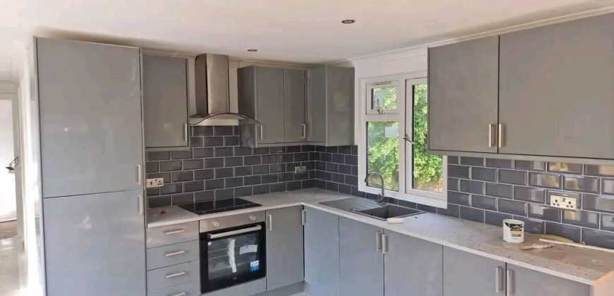 42×12 tri-axle 2 double bedrooms, 1 with built-in wardrobe. Open plan kitchen & living room, LPG Glow Worm boiler. Full bathroom with step up bath. Patio doors, one peak,