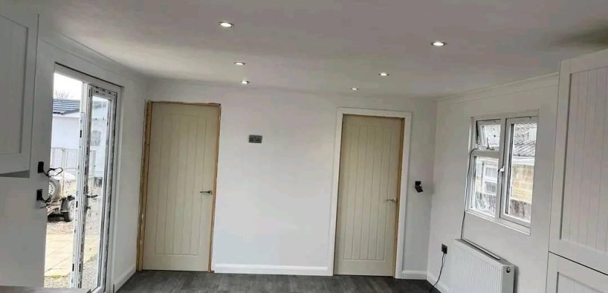 42×12 tri-axle 2 double bedrooms, 1 with built-in wardrobe. Open plan kitchen & living room, LPG Glow Worm boiler. Full bathroom with step up bath. Patio doors, one peak,