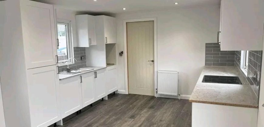 42×12 tri-axle 2 double bedrooms, 1 with built-in wardrobe. Open plan kitchen & living room, LPG Glow Worm boiler. Full bathroom with step up bath. Patio doors, one peak,